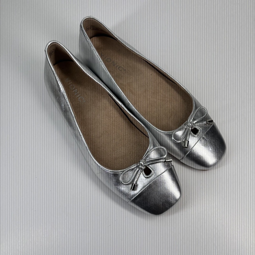 Vionic Silver Flats with Bow Detail 8.5 wide - Picture 14 of 16